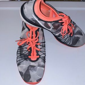 NIKE TRAINING DUAL FUSION HIT GRAY BLACK WHITE PINK ORANGE COLOR...SIZE 10